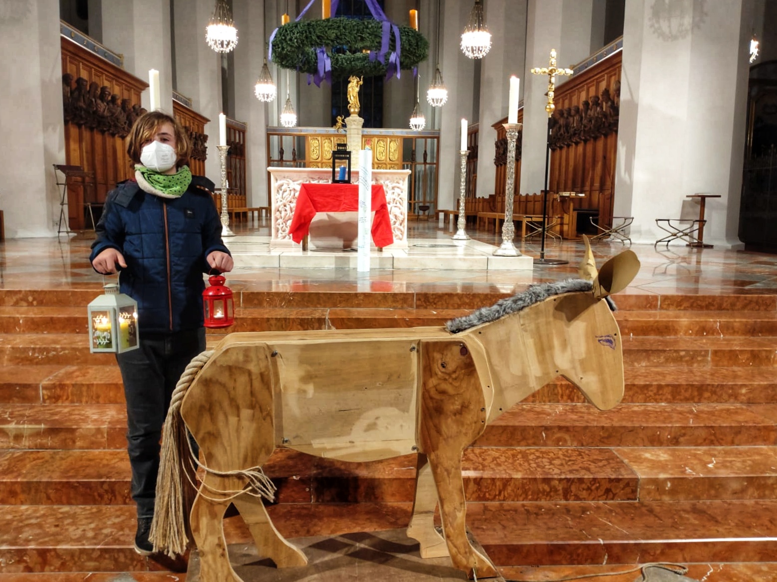 Auf diesem Holzesel wurde das Friedenslicht in den Münchner Dom geschoben