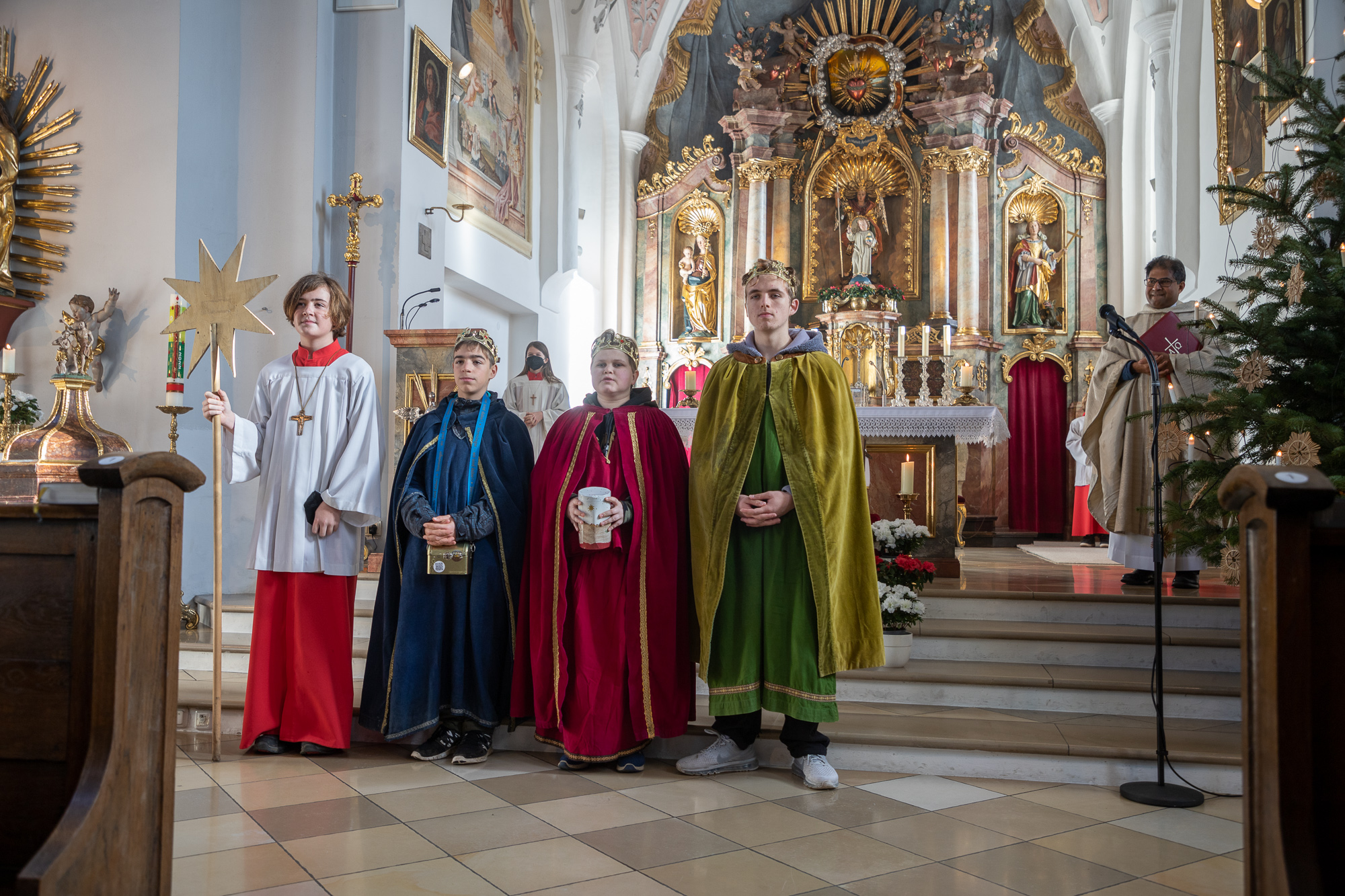Feierlicher Gottesdienst mit den Sternsingern in Sankt Michael Lochhausen