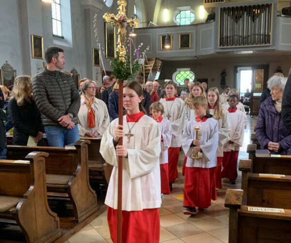 Familiengottesdienst & Pfarrfest mit Erstkommunionkindern in Lochhausen