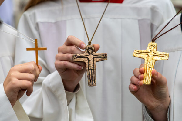 Verschiedene Kreuze der Ministranten Sankt-Michael Muenchen-Lochhausen