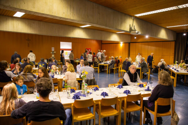 Beisammensein nach der Ehepaarsegnung im Pfarrsaal von Lochhausen