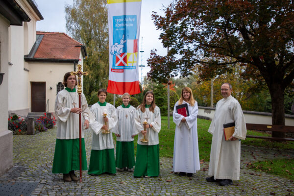 Die Ministrantinnen und Ministranten zusammen mit den beiden Wortgottesfeier-Leitern vor dem Einzug in Lochhausen