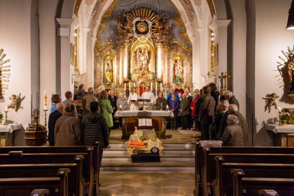 Ehepaarsegnung am Altar in Sankt Michael Lochhausen