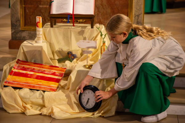 Ministrantin bei der Ehepaarsegnung in Sankt Michael Lochhausen