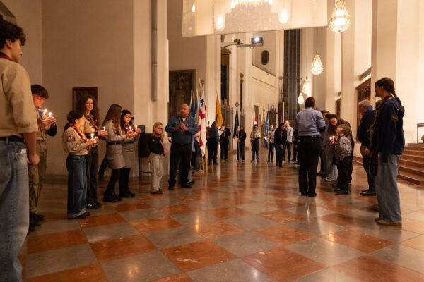 Friedenslicht 2025 - PfardfinderInnen bei der Aussendungsfeier im Münchner Dom